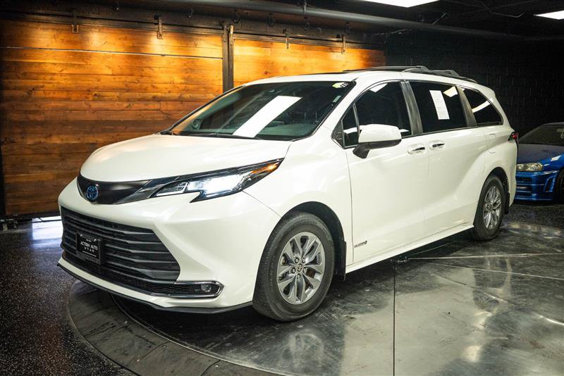 Used 2021 Toyota Sienna XLE w/ XLE Plus Package FWD image 2
