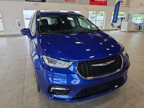 Used 2021 Chrysler Pacifica Touring-L w/ Uconnect Theater Family Group FWD image 3