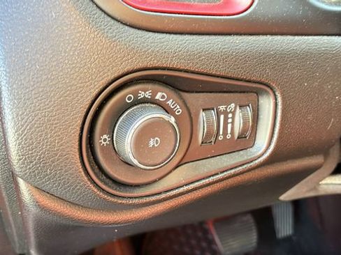 Used 2016 Jeep Renegade Trailhawk w/ Cold Weather Group AWD/4WD image 12