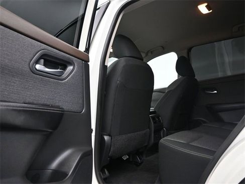 Used 2023 Nissan Rogue SV image 15