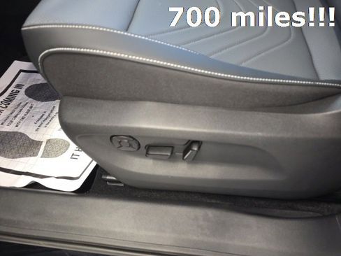 Certified 2025 Volkswagen Tiguan SE image 14