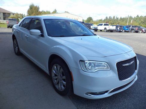 Used 2021 Chrysler 300 Touring w/ Driver Convenience Group image 9
