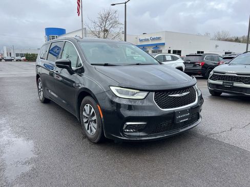 Used 2022 Chrysler Pacifica Touring-L w/ Uconnect Theater Family Group FWD image 7