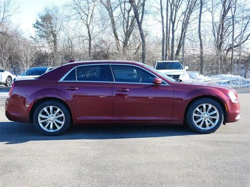 Used 2017 Chrysler 300 Limited image 8