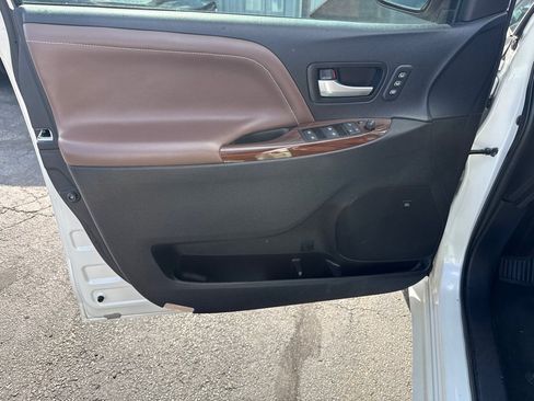 Used 2015 Toyota Sienna Limited Premium FWD image 14