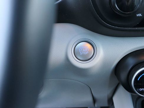 Used 2025 Hyundai Venue SEL image 16