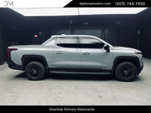 Used 2026 Chevrolet Silverado EV LT AWD/4WD image 8