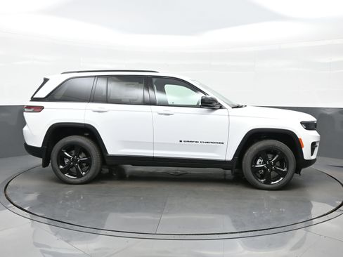 New 2025 Jeep Grand Cherokee Altitude AWD/4WD image 7