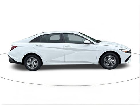 New 2026 Hyundai Elantra SE FWD image 2