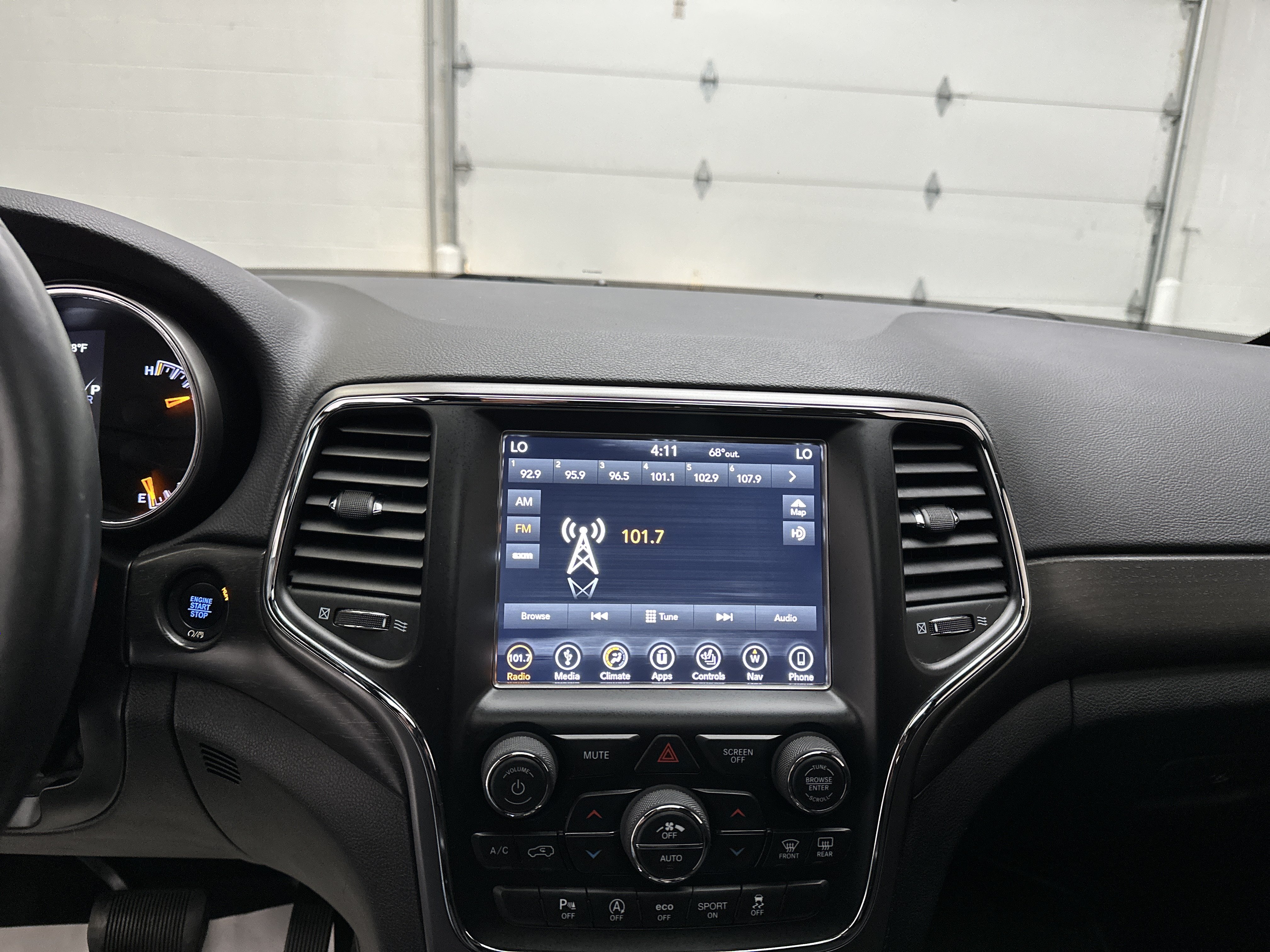 Used 2018 Jeep Grand Cherokee Laredo AWD/4WD image 29
