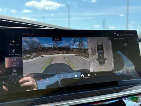 Used 2025 BMW i7 xDrive60 w/ Premium Package image 8