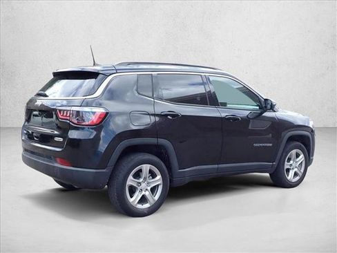 Used 2023 Jeep Compass Latitude AWD/4WD image 3