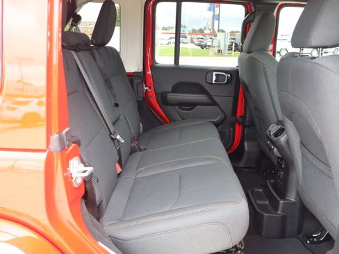 Used 2025 Jeep Wrangler Unlimited Sahara w/ Safety Group AWD/4WD image 11