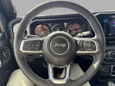 Used 2025 Jeep Wrangler Unlimited Sahara AWD/4WD image 12