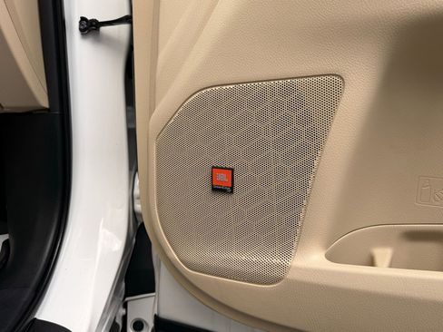 Used 2019 Toyota Highlander Limited image 16