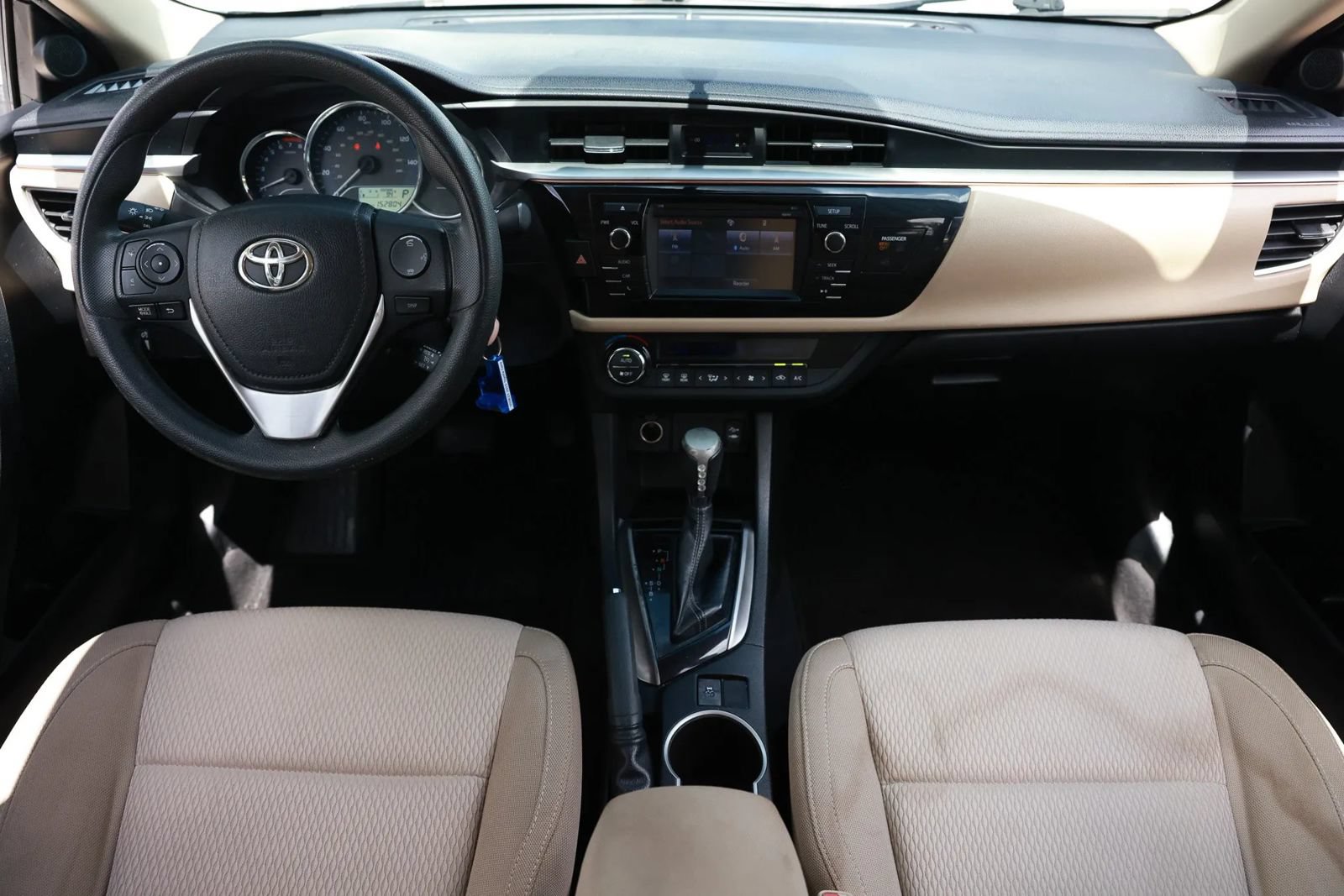 Used 2015 Toyota Corolla LE FWD image 2