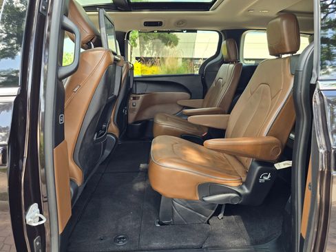 Used 2017 Chrysler Pacifica Limited FWD image 49