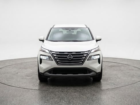 Used 2025 Nissan Rogue SV image 2