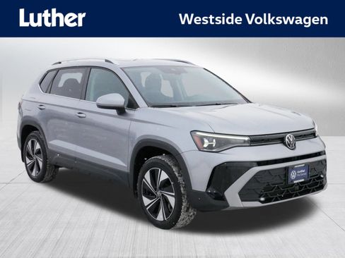 Used 2025 Volkswagen Taos SE image 1