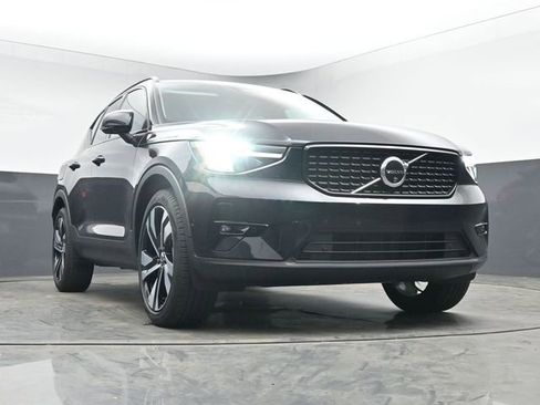 Used 2024 Volvo XC40 B5 Plus w/ Climate Package image 38