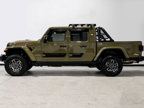Used 2025 Jeep Gladiator Mojave w/ Convenience Group AWD/4WD image 9
