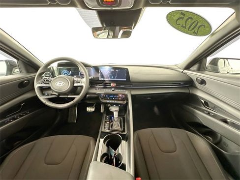 Used 2025 Hyundai Elantra SEL image 3
