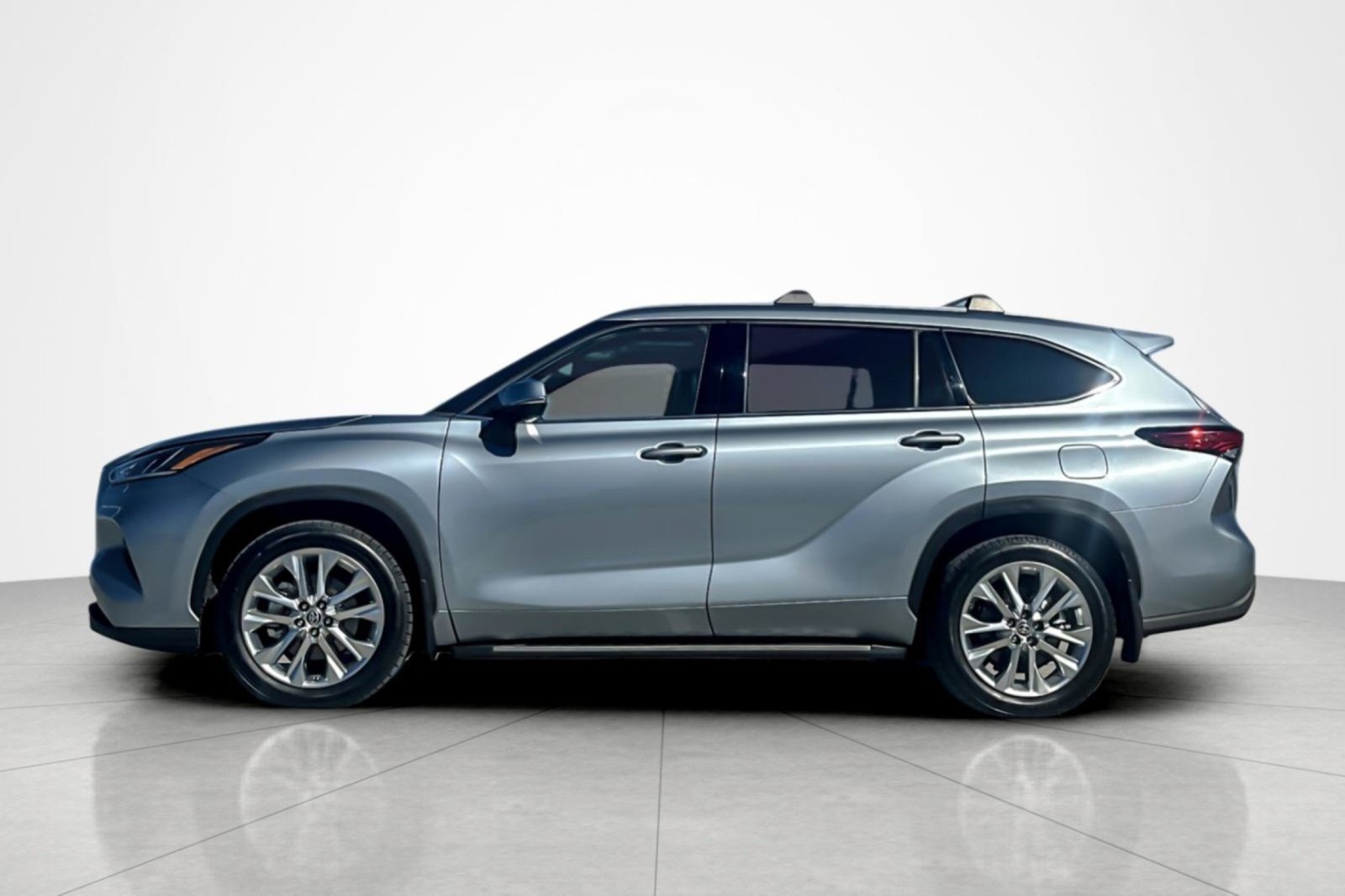 Used 2023 Toyota Highlander Limited FWD image 2