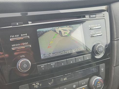 Used 2017 Nissan Rogue SV image 18