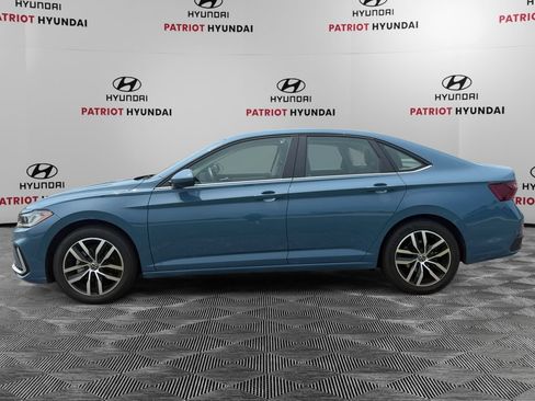 Used 2025 Volkswagen Jetta SE FWD image 6