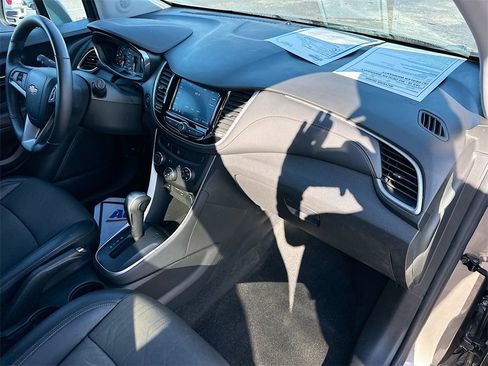 Certified 2022 Chevrolet Trax LT w/ LT Convenience Package image 26