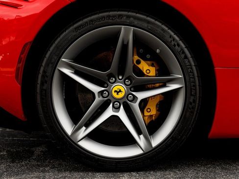 Used 2023 Ferrari SF90 Spider image 18
