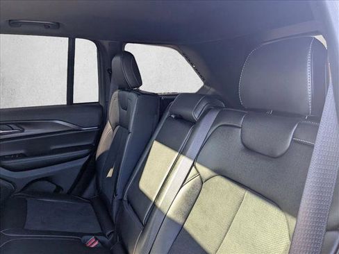 Used 2025 Jeep Grand Cherokee Altitude image 16