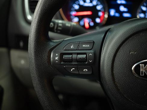 Used 2020 Kia Sedona LX FWD image 26