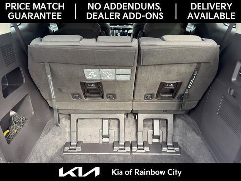 Used 2023 Kia Carnival LX image 17