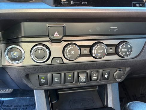 Used 2019 Toyota Tacoma TRD Off-Road w/ Technology Package AWD/4WD image 31