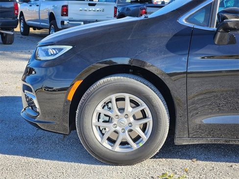 New 2026 Chrysler Pacifica Select image 5