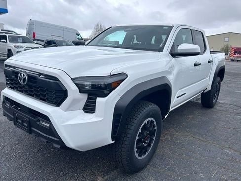 Used 2025 Toyota Tacoma TRD Off-Road AWD/4WD image 1