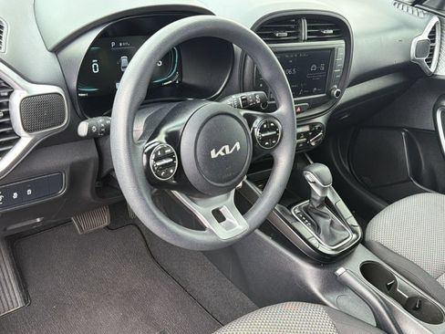 Used 2025 Kia Soul LX w/ LX Technology Package FWD image 4