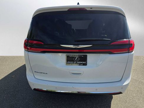 Used 2024 Chrysler Pacifica Touring-L FWD image 4