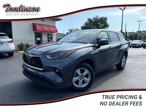 Used 2025 Toyota Highlander LE FWD image 1