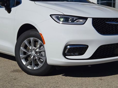 New 2026 Chrysler Pacifica Select image 3
