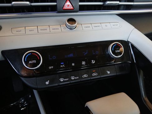 Used 2024 Hyundai Elantra Limited image 21