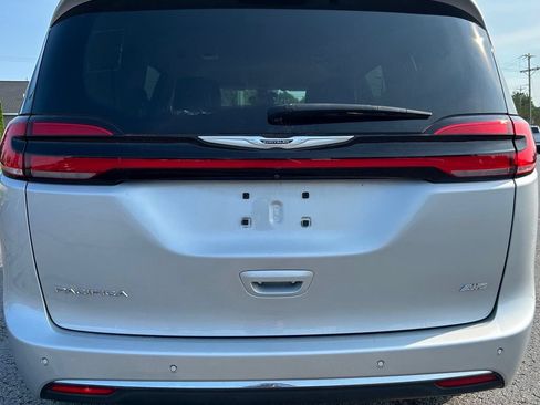 Used 2023 Chrysler Pacifica Touring-L AWD/4WD image 42
