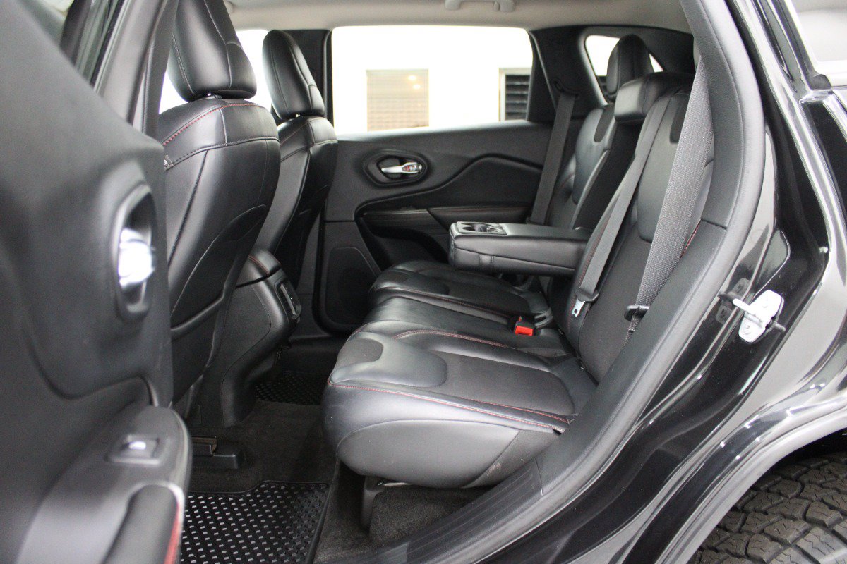 Used 2015 Jeep Cherokee Trailhawk AWD/4WD image 8