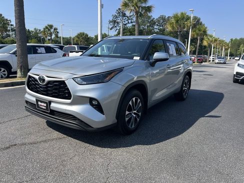 Used 2025 Toyota Highlander XLE AWD/4WD image 5
