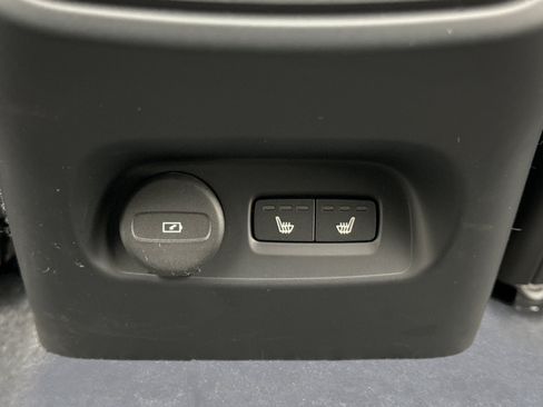 Used 2025 Volvo XC40 B5 Plus AWD/4WD image 21