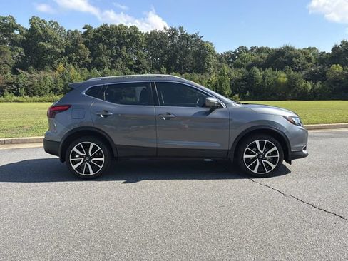 Used 2018 Nissan Rogue Sport SL FWD image 2