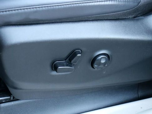 Used 2023 Chrysler Pacifica Touring-L FWD image 18