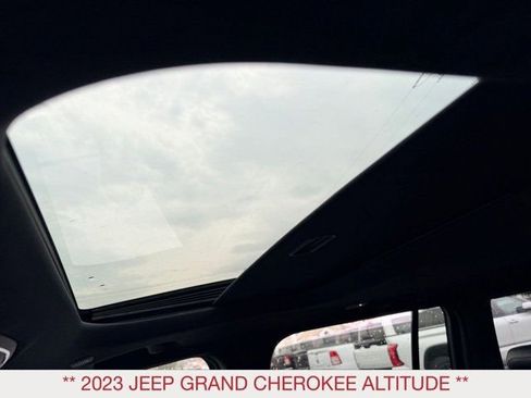 Used 2023 Jeep Grand Cherokee Altitude image 25