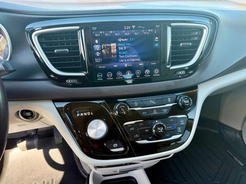 Used 2020 Chrysler Pacifica Touring-L Plus image 18